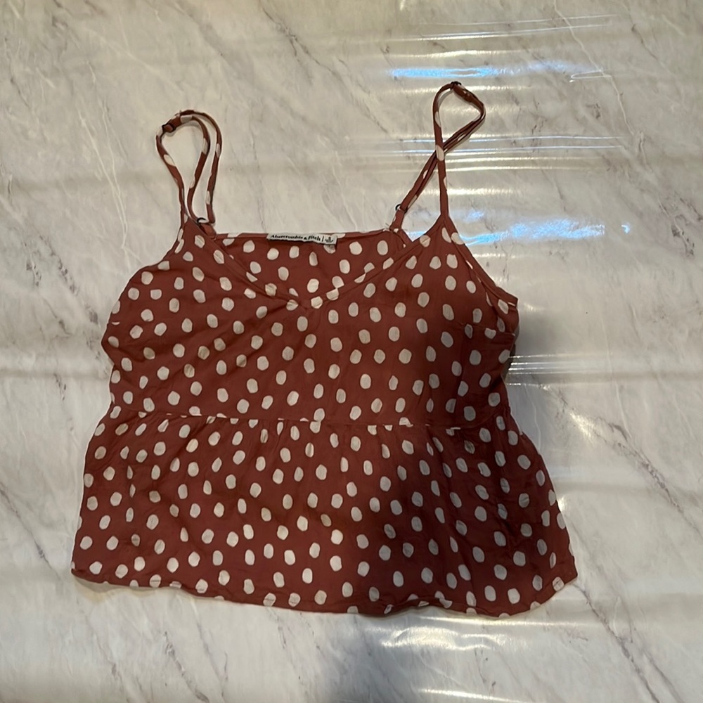 Abercrombie polkadot crop tank with adjustable straps. Color between tan/brown a